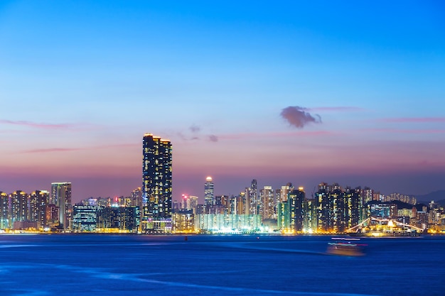 Ciudad en Hong Kong por la noche