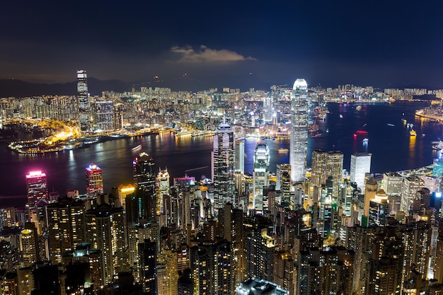 La ciudad de Hong Kong en la noche