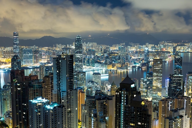 La ciudad de Hong Kong en la noche