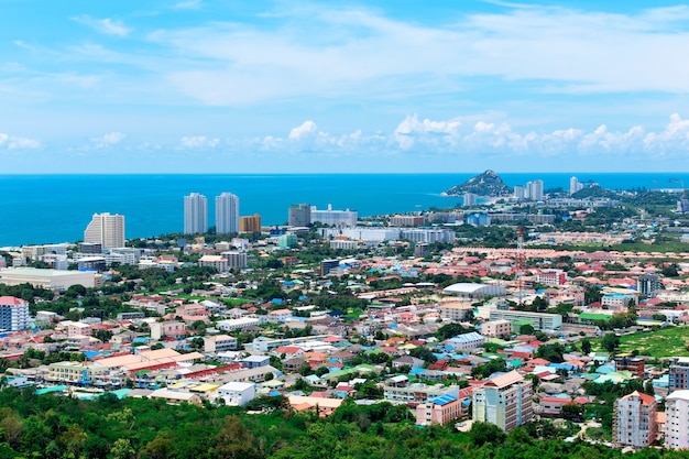 La ciudad de Hua Hin desde el punto escénico en Hin lek fire moutain, Hua Hin, Tailandia