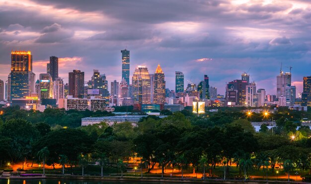 La ciudad iluminada al atardecer