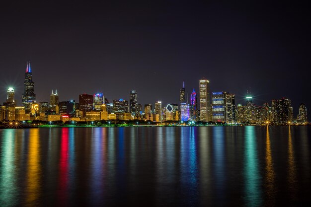 La ciudad iluminada por la noche