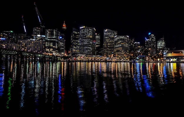 Foto la ciudad iluminada por la noche