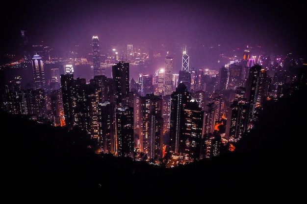 Foto ciudad iluminada por la noche