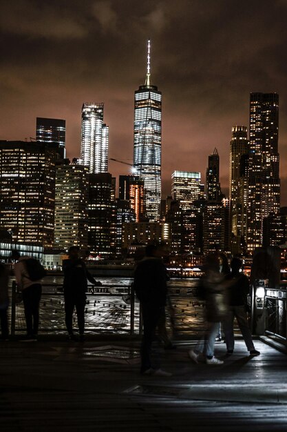 Foto ciudad iluminada por la noche