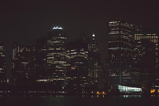 Ciudad iluminada por la noche