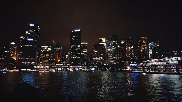 Foto ciudad iluminada por la noche