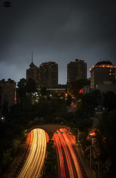 Ciudad iluminada por la noche