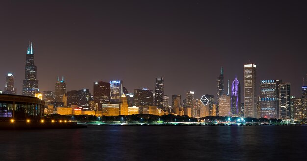 Foto ciudad iluminada por la noche