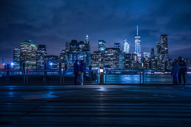 Ciudad iluminada por la noche