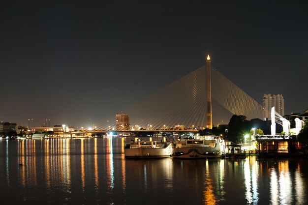 Ciudad iluminada por la noche