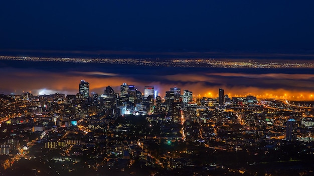 Foto ciudad iluminada por la noche