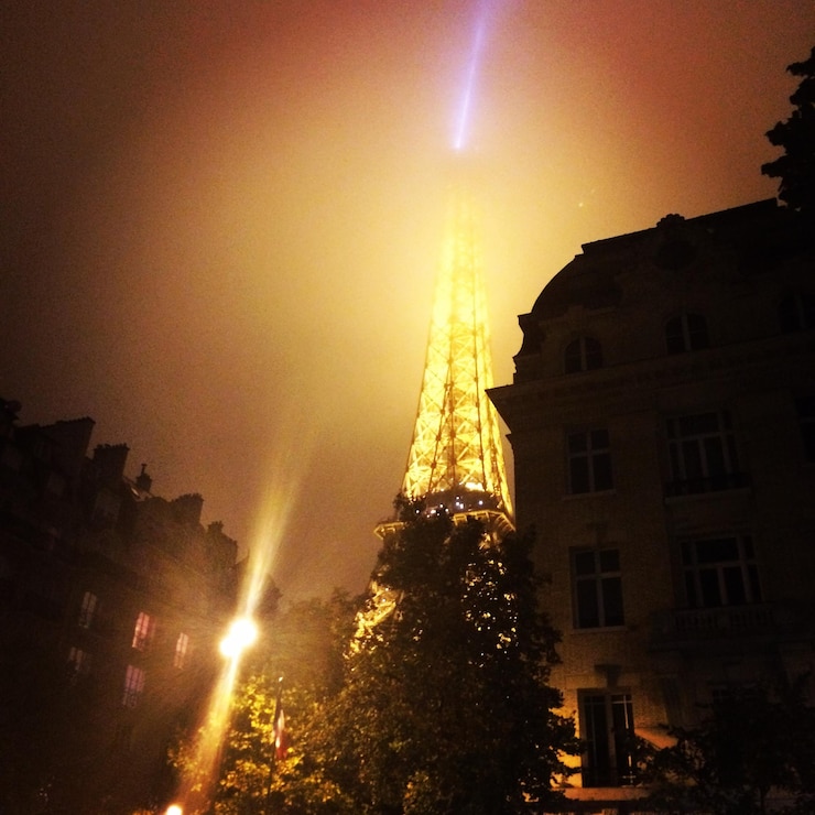 Foto ciudad iluminada por la noche