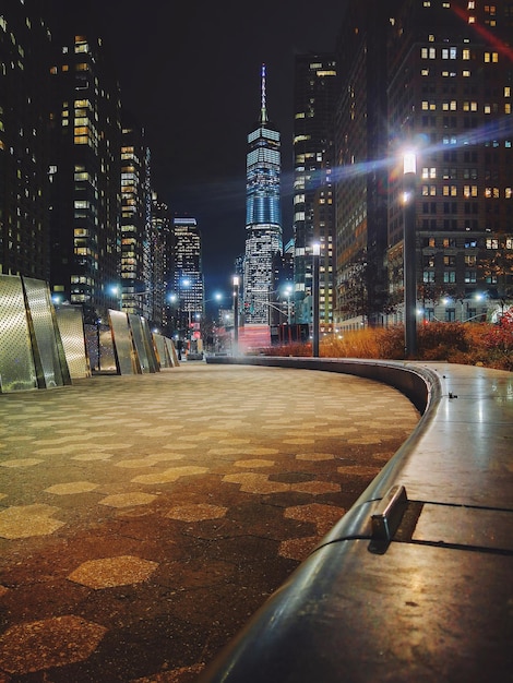 Foto ciudad iluminada por la noche