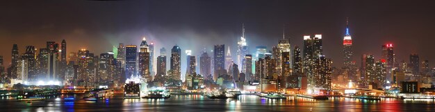 Foto una ciudad está iluminada por la noche