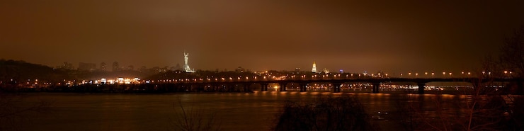 Foto ciudad iluminada por el río contra el cielo nocturno