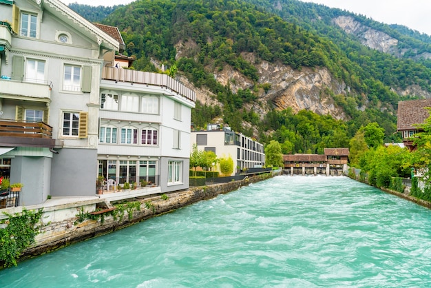 Ciudad de Interlaken con el río Thunersee, Suiza