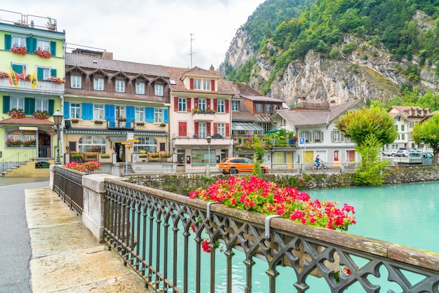 Ciudad de Interlaken con el río Thunersee, Suiza