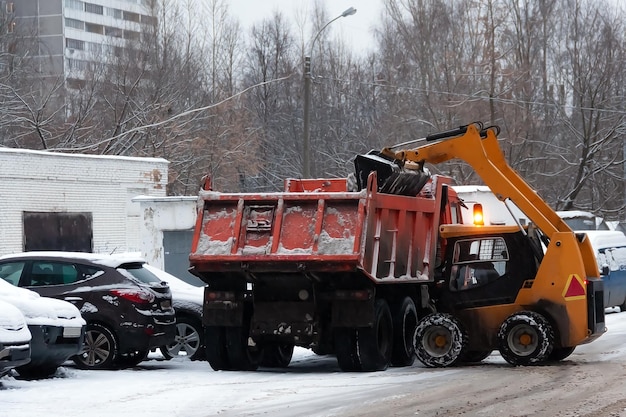 En la ciudad del invierno. Nieve. Todas las fuerzas se lanzan sobre la remoción de nieve. Quitanieves especiales salieron a trabajar a las calles. Problemas de remoción de nieve.