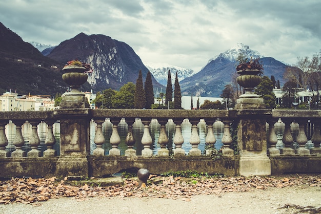 Foto ciudad italiana alpina con lago