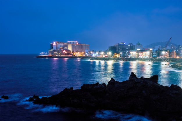 Ciudad de Jeju iluminada por la noche, isla de Jeju, Corea del Sur