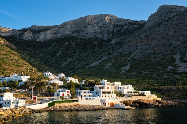 Ciudad de Kamares con casas blancas tradicionales en la isla de sifnos en Grecia al atardecer