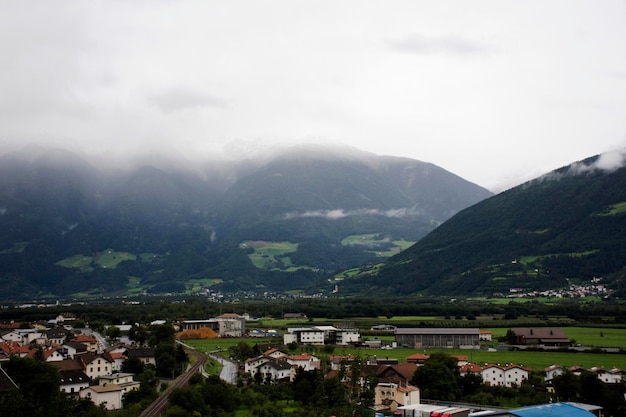 Ciudad de Kastelbell Castelbello al pie de la colina de los Alpes de Otztal en la ciudad de Schnals en Bolzano Austria