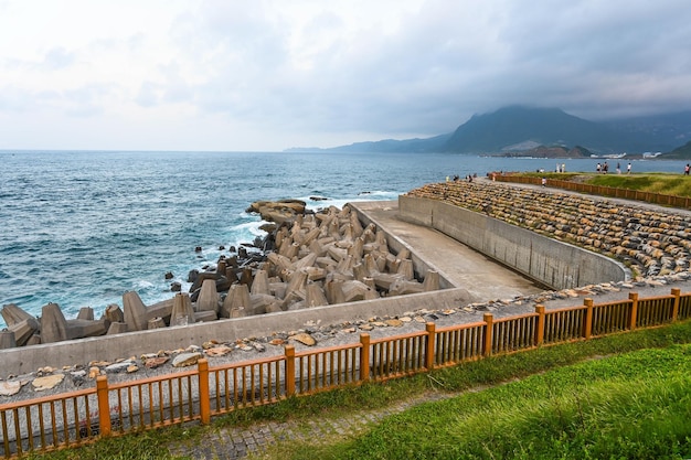 Ciudad de Keelung Taiwán 14 SEP 2019 Bloques de olas a lo largo del terraplén en la costa