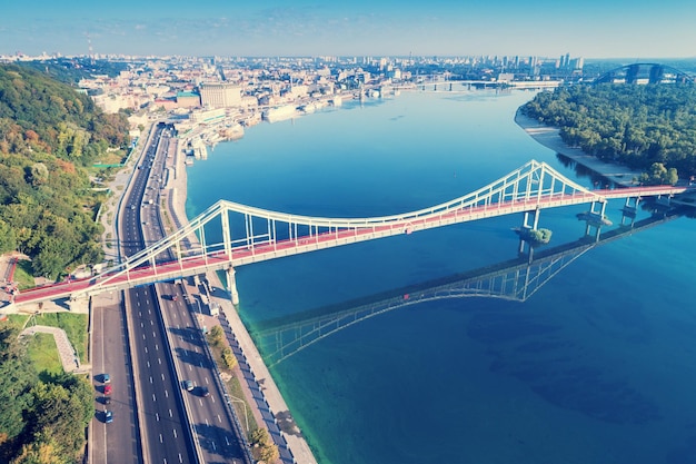 La ciudad de Kiev Dnieper Vista aérea del distrito de Podil y el puente peatonal