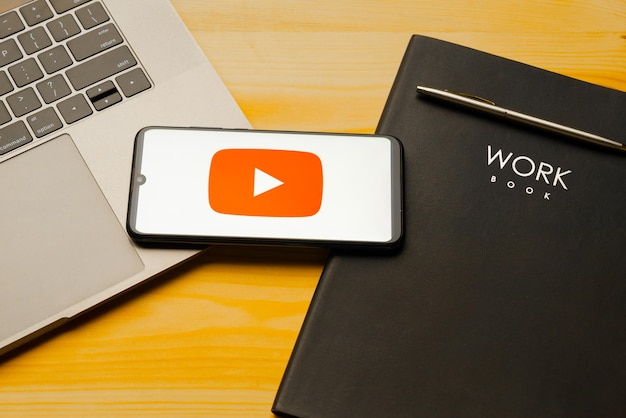 Ciudad de Kioto, Japón 31 de julio de 2023 iPhone de Apple con el logotipo de Youtube en la pantalla sobre fondo de madera