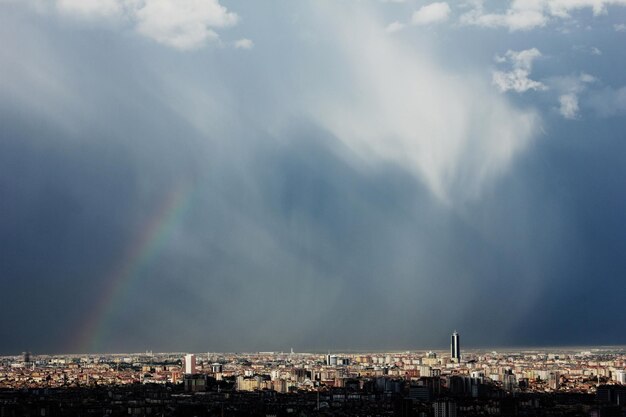 Ciudad de Konya y arco iris en el cielo Turquía