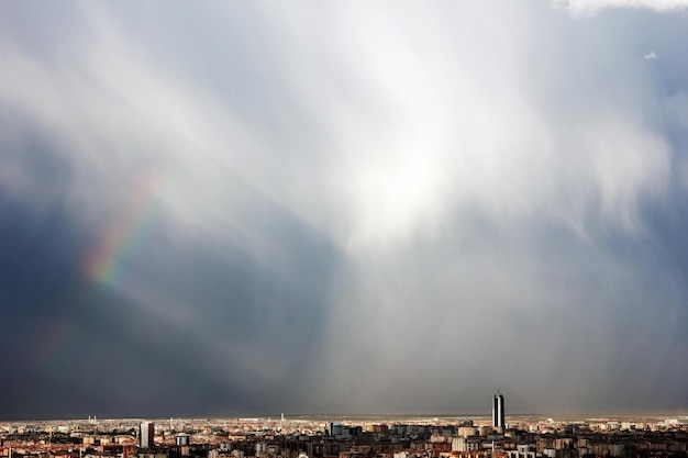 Ciudad de Konya y arco iris en el cielo Turquía