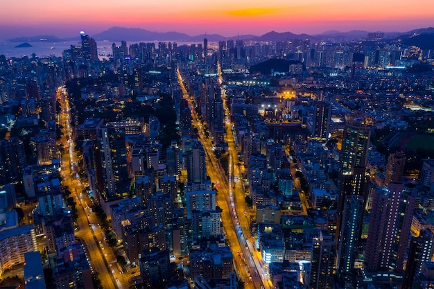 Ciudad de Kowloon, Hong Kong 12 de septiembre de 2019: Vista superior de la ciudad de Hong Kong por la noche