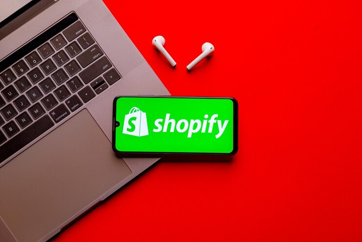 Foto ciudad de kyoto japón 31 de julio de 2023 apple iphone con el logotipo de shopify en la pantalla sobre fondo rojo