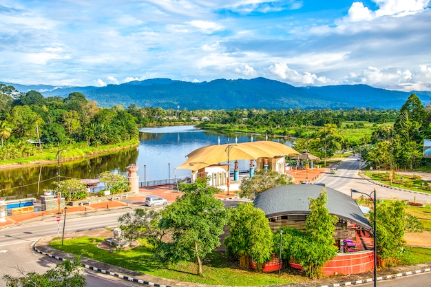 Foto ciudad de lawas en sarawak, malasia con río y hermoso cielo azul