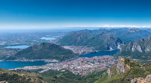 Ciudad de lecco de montaña