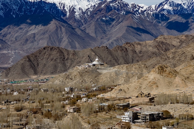 Ciudad de Leh Ladakh de Cachemira en la India con el fondo de la montaña del Himalaya contra el cielo azul