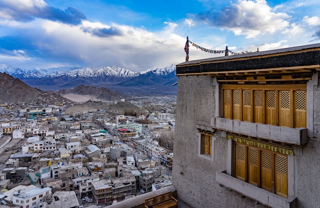 Ciudad de Leh de paisaje urbano o en el centro de la ciudad con fondo de montaña desde la ventana del palacio de leh en Leh, India