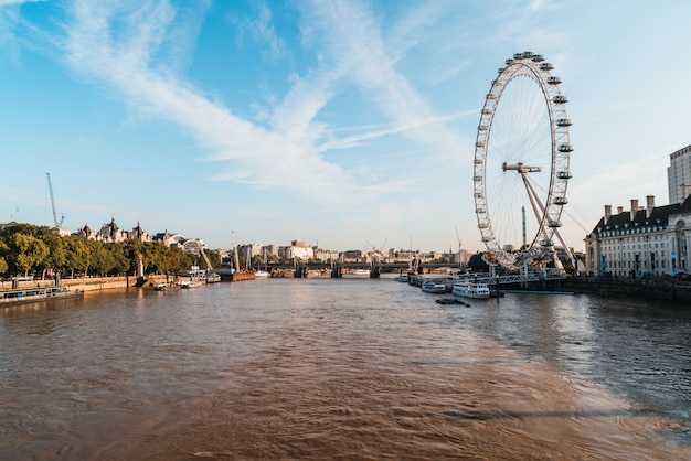 Ciudad de Londres con el río Támesis