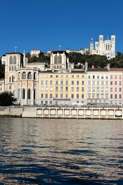 Ciudad de Lyon con el río Ródano y la basílica