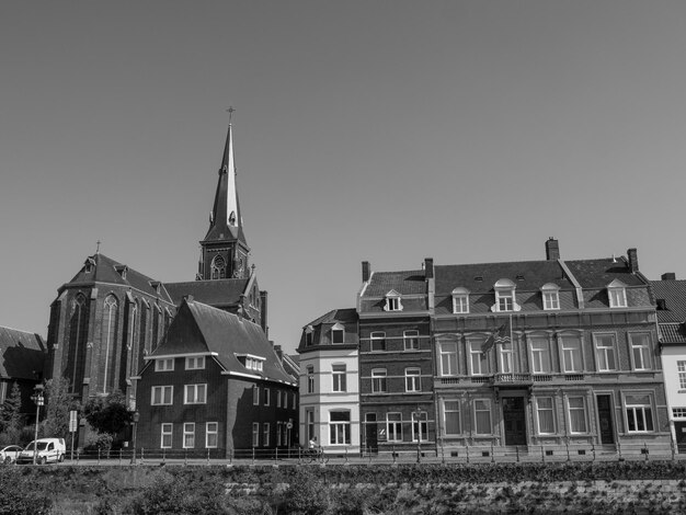 Foto la ciudad de maastricht en el río maas