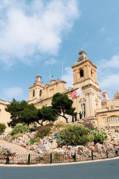 Ciudad de Malta Cottonera en un lugar turístico con la bandera maltesa