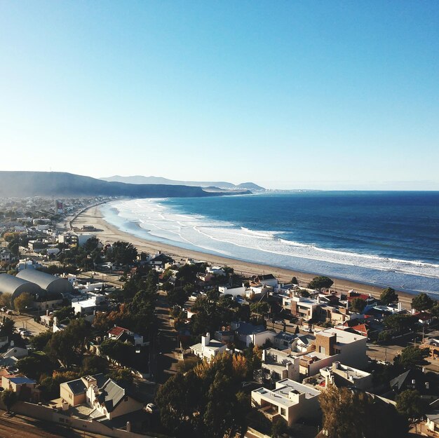 Foto ciudad por el mar contra el cielo despejado