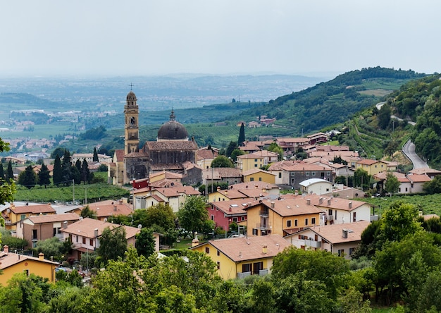 La ciudad de Marano di Valpolicella en la provincia de Verona visto desde arriba