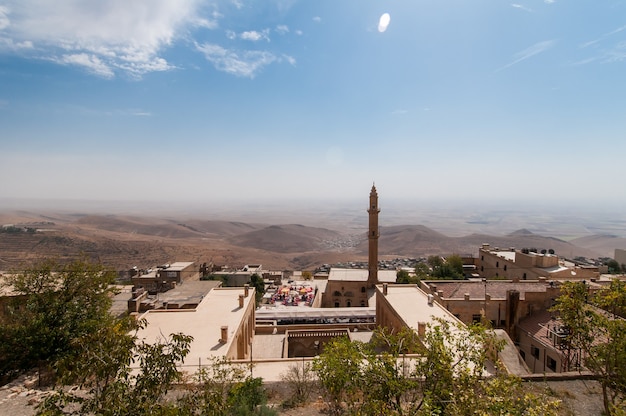 Ciudad de Mardin de Turquía con fondo de Mesopotamia.