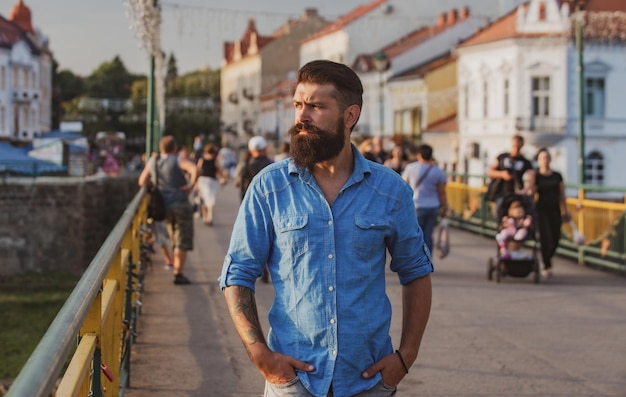 Ciudad masculina retrato hipster al aire libre caminando por las calles de la ciudad
