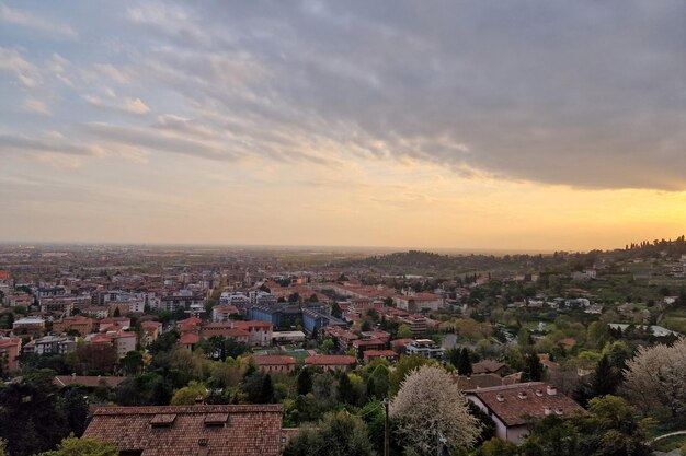 Ciudad medieval de Bérgamo al atardecer