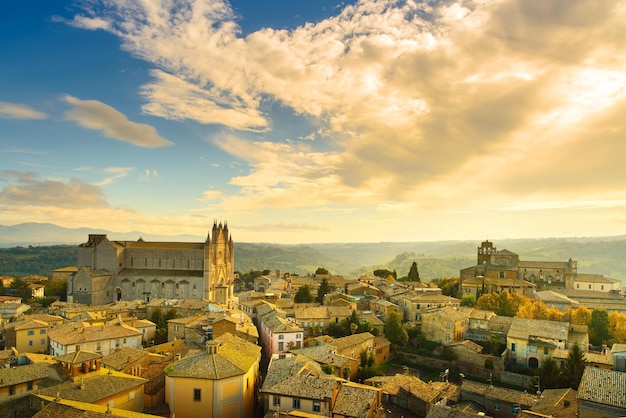 Foto la ciudad medieval de orvieto y la iglesia catedral del duomo vista aérea italia