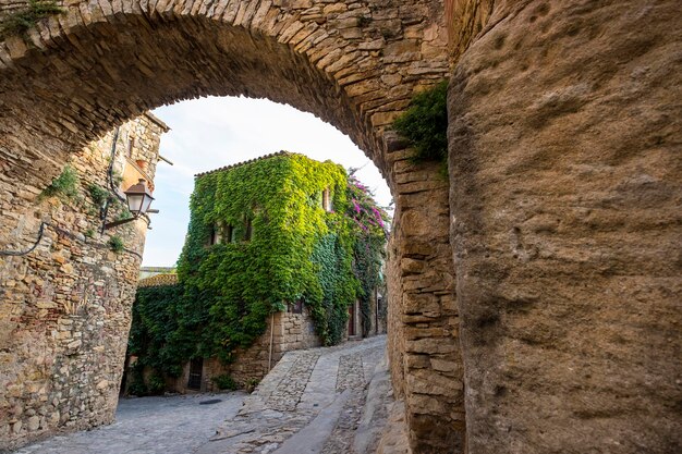 Foto ciudad medieval de peratallada en la provincia de girona en cataluña, españa