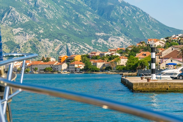 La ciudad medieval de Prcanj en la bahía de Bokokotorska